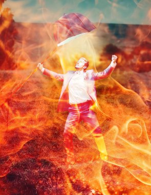 Yalnız bir figür şemsiyenin altına saklanır, alevli bir cehennemle yüzleşir. Ateşli zaferin sembolü olan bu destansı fantezi stok fotoğrafı yıkımın ortasında bir zafer hissi uyandırıyor..