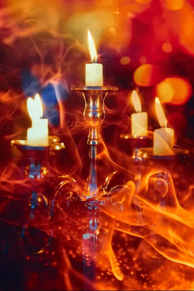 银制吊灯和燃烧的蜡烛及火的效果 — 图库照片