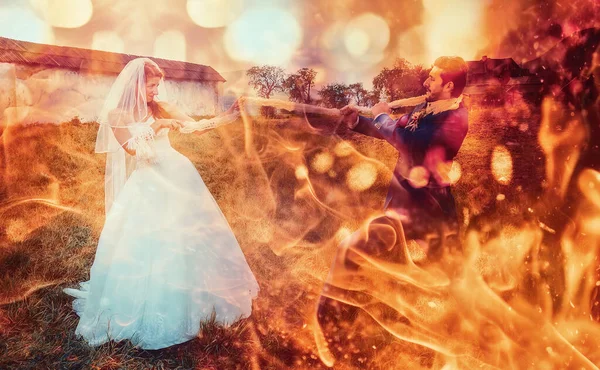 Наречена Тягне Неї Нареченого Мотузкою Кумедною Концепцією Весілля Вогневий Ефект — стокове фото
