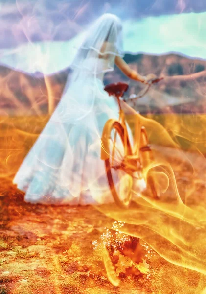 풍경에 레이스와 드레스에 오렌지 자전거의 결혼식 꽃다발 — 스톡 사진