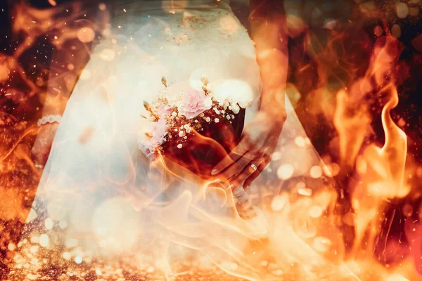 Красивий Весільний Букет Руках Нареченої Вогневий Ефект — стокове фото