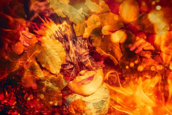 Mujer Joven Con Una Máscara Plumas Colores Efecto Fuego —  Fotos de Stock