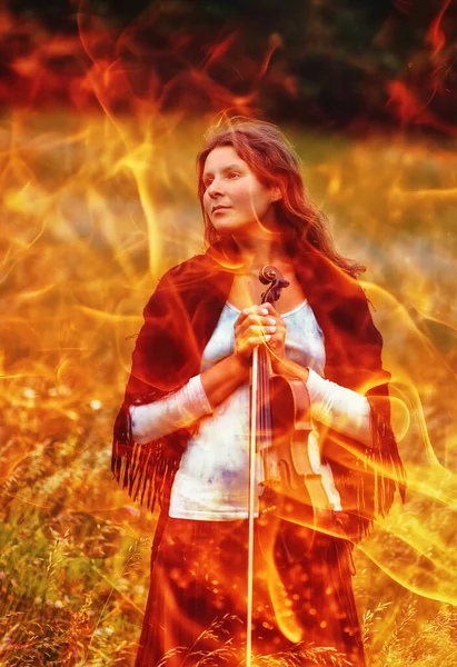 Eine Frau Steht Auf Einem Feld Und Umklammert Eine Geige — Stockfoto