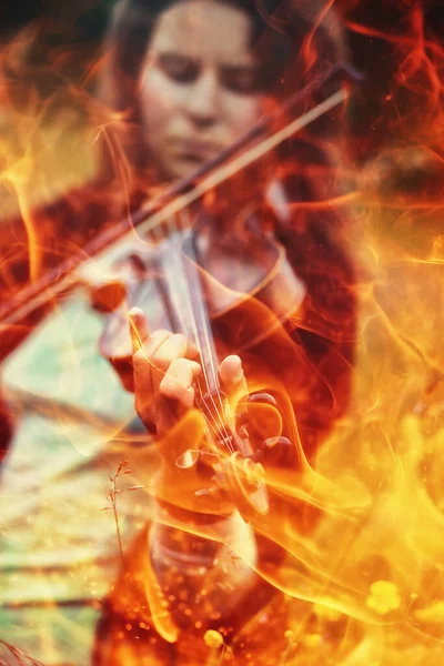Woman Stands Field Clasping Violin While Flames Encircle Her — Stock Photo, Image