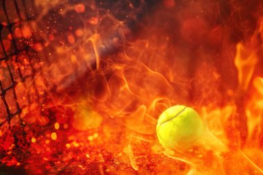 Tenis topu ve antuka geçmişi olan bir tenis kortu. Ateş etkisi