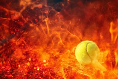 Tenis topu ve antuka geçmişi olan bir tenis kortu. Ateş etkisi