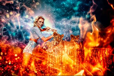 Ateşli arka planda aslan yavrusuyla oynayan seksi kadın.