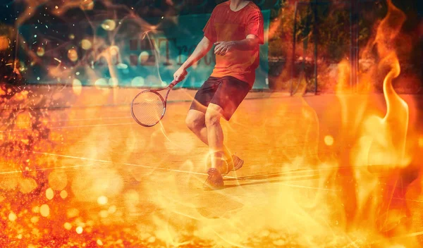 Теннисный Корт Теннисным Мячом Человеком Заднем Плане Эффект Огня — стоковое фото