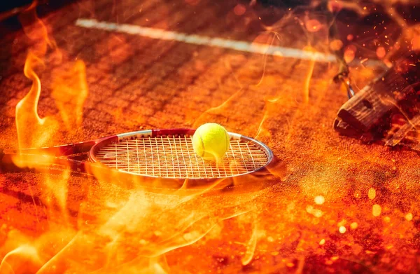 Tenis Topu Raket Sahada Ateş Etkisi — Stok fotoğraf