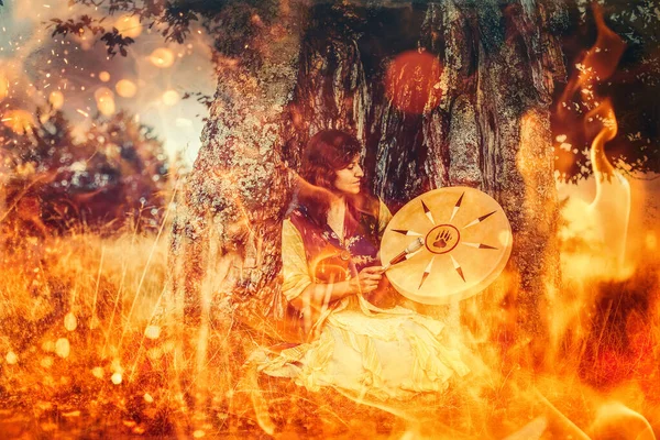 Красивая Шаманская Девушка Играющая Шаманском Барабане Природе Фон Огня — стоковое фото