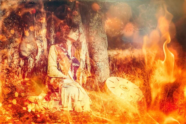 Şaman Çerçeveli Davul Çalan Güzel Bir Şaman Kız Arkaplanı Ateşle — Stok fotoğraf