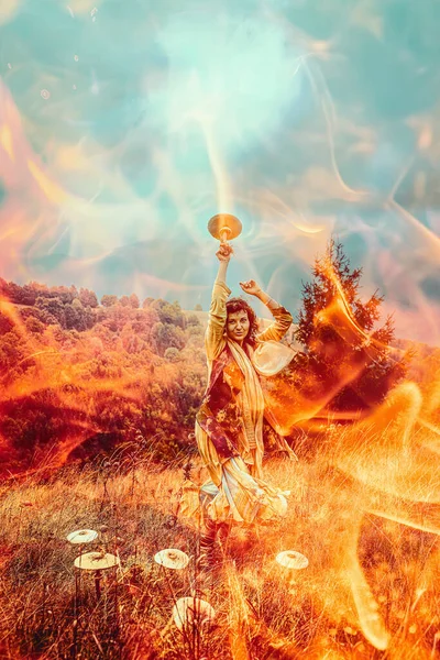 Kobieta Grzybami Górskiej Łące Grzyb Jako Parasol Efekt Ognia — Zdjęcie stockowe
