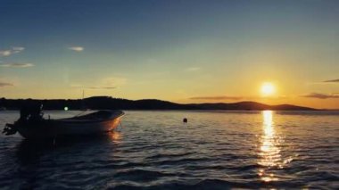 Güzel bir günbatımında denizde bir tekne