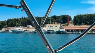 Liman şehrindeki yelkenli yatından görüntü. Yat limandan ayrılıyor.