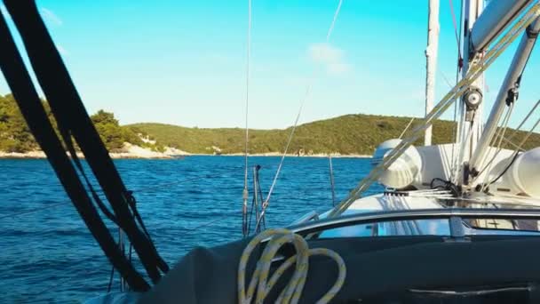 Güneşli Bir Günde Yelkenli Tekneyle Denize Açılırken — Stok video