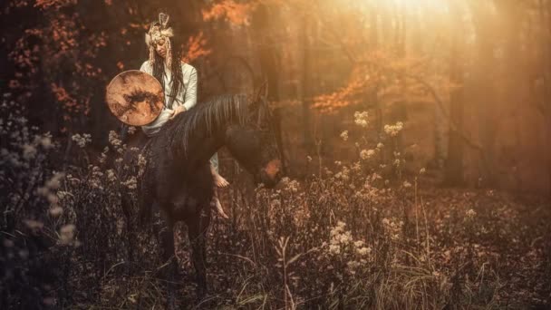 Shaman Vrouw Herfst Landschap Met Haar Paard Loop Animatie — Stockvideo