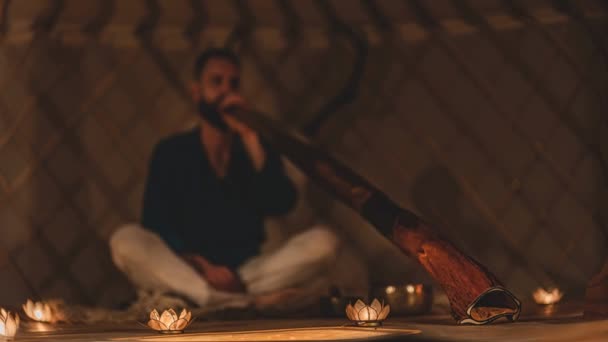 Hombre Playng Didgeridoo Luz Las Velas Tazón Tibetano Animación Bucle — Vídeos de Stock