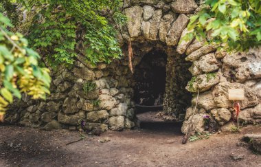 Mağaranın girişinde sunak.
