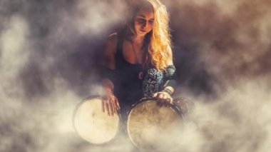 Djembe 'de oynayan güzel bir genç kız. Döngü Canlandırması