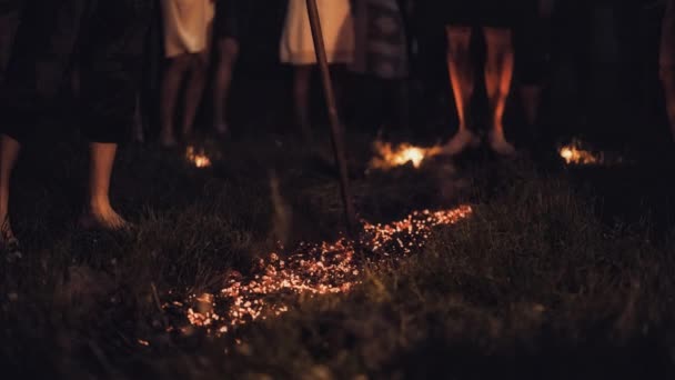 Gece Ateşte Yürü Döngü Canlandırması — Stok video