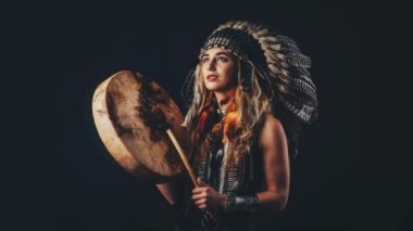 Stüdyoda şaman davulu çalan güzel bir şaman kız. Döngü Canlandırması.