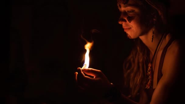 Elinde Nilüfer Mumuyla Meditasyon Yapan Kadın Kadının Yüzüne Kakao Kakao — Stok video