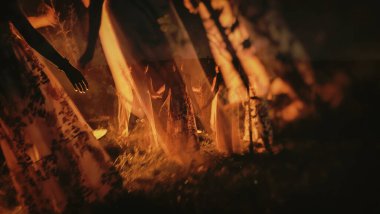 Gece seremonisindeki kadınlar. Tören alanı