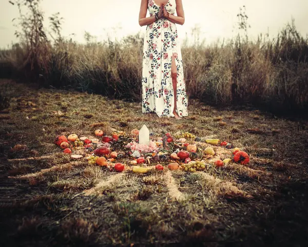Madala Avec Des Fleurs Des Fruits Cérémonie Spirituelle Terre — Photo