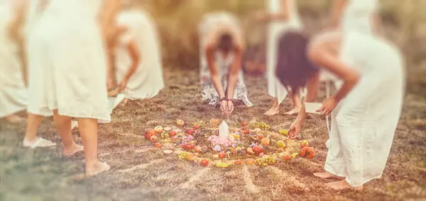 Madala Virágokkal Gyümölcsökkel Földi Spirituális Szertartás Jogdíjmentes Stock Fotók