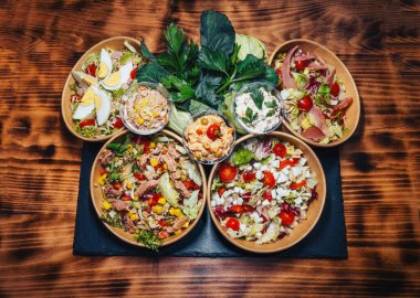 Restoranda bir kasedeki farklı salata türleri.