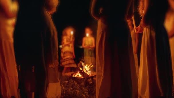 女人在晚上的仪式 仪式场地 循环动画 — 图库视频影像