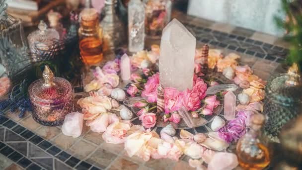 Hermoso Altar Con Cristales Flores Rosas Animación Bucle — Vídeo de stock
