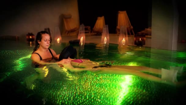 Exercice Thérapeutique Dans Piscine Femme Recevant Une Thérapie Aquatique Dans — Video