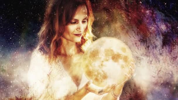 Γυναίκα Που Κρατάει Ένα Μεγάλο Λαμπερό Φεγγάρι Σφαίρας Στο Κοσμικό — Αρχείο Βίντεο