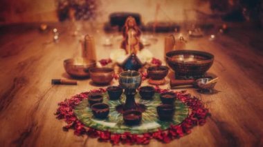 Gül yaprakları ve tanrıça heykelciğiyle güzel bir sunak. Tören alanı. Döngü Canlandırması