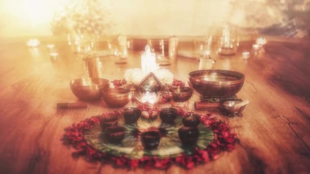 漂亮的祭坛 有玫瑰花瓣和蜡烛 加考的仪式空间 循环动画 — 图库视频影像
