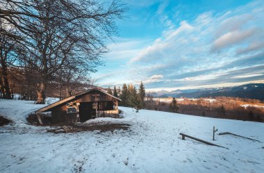 Kış dağındaki eski kır evi.