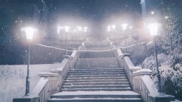 Escadas Cobertas Neve Iluminadas Por Lâmpadas Noturnas Brilhantes — Vídeo de Stock