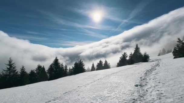 Niebla Las Montañas Moviéndose Hacia Valle — Vídeo de stock