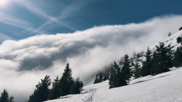 高山上的雾气飘进了山谷 — 图库视频影像