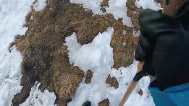 Силуэт Туриста Высоких Зимних Горах — стоковое видео