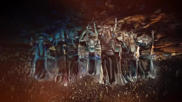 夜の牧草地で花の花を咲かせている女性たち フローラルクラウン 夏至のシンボル 芸術的な効果 ループ アニメーション — ストック動画