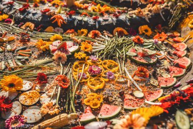 Çiçekli ve meyveli Mandala, Toprak Töreni
