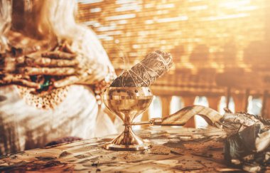 Meditasyon yapan bir kadın. seremoni alanı