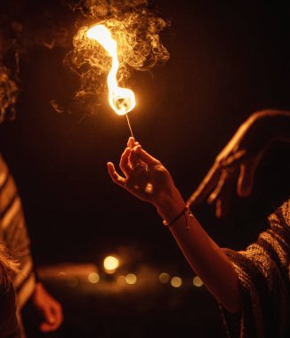 Büyüleyici bir ateş dansçısı, performans sırasında büyüleyici alevler konusundaki yeteneğini güzel bir şekilde sergiliyor.