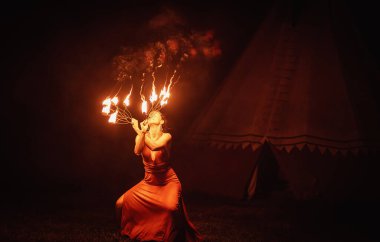 Büyüleyici bir ateş dansçısı, performans sırasında büyüleyici alevler konusundaki yeteneğini güzel bir şekilde sergiliyor.