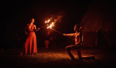 Büyüleyici ateş dansçıları gösteri sırasında büyüleyici alevlerle yeteneklerini güzel bir şekilde sergiliyorlar.