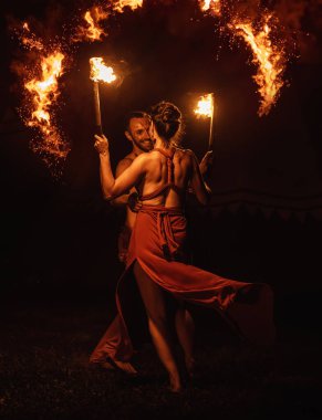 Büyüleyici ateş dansçıları gösteri sırasında büyüleyici alevlerle yeteneklerini güzel bir şekilde sergiliyorlar.