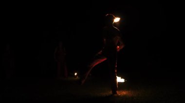 Büyüleyici bir ateş dansçısı, performans sırasında büyüleyici alevler konusundaki yeteneğini güzel bir şekilde sergiliyor.