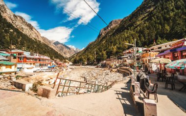 Hintli Himalayalar 'daki Ganj Nehri' nin kaynağının yakınındaki Gangotri tapınağı.